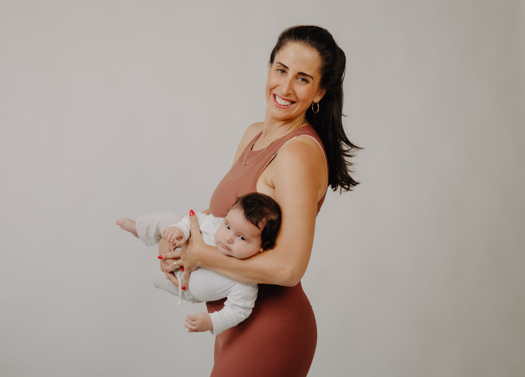 אחרי לידה, הגוף שלך לא סתם משתנה, הוא עובר מהפכה של ממש. הורמונים משתנים, השרירים שאחזו את הגוף חודשים ארוכים נחלשים, ורמות האנרגיה צונחות. זה לא "עייפות רגילה", וזה גם לא רק פיזי, זו תקופה שהגוף והנפש פועלים יחד כדי למצוא איזון חדש. גוף של אישה אחרי לידה דורש התייחסות אחרת לגמרי.