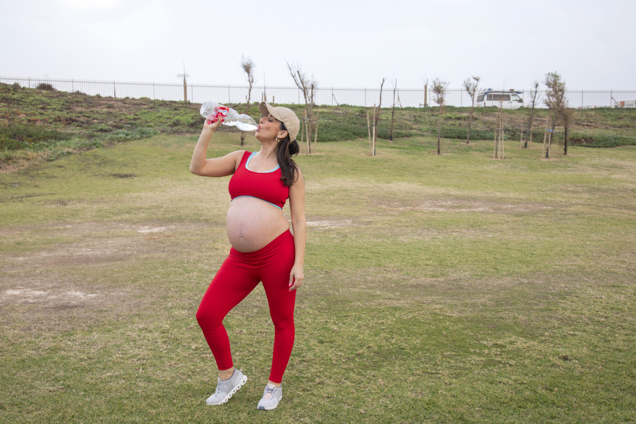 עדיין חוששת לעשות ספורט בהריון? במאמר הזה מורן טנצמן מסבירה מה באמת מותר ומה אסור, איך פעילות גופנית מותאמת להריון שומרת עלייך ועל העובר, ומפרקת את כל המיתוסים סביב תרגול בהריון.